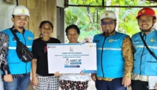 Pasang gratis listrik PLN untuk warga Mentawai.(poto: radarsumbar.com).