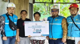 Pasang gratis listrik PLN untuk warga Mentawai.(poto: radarsumbar.com).