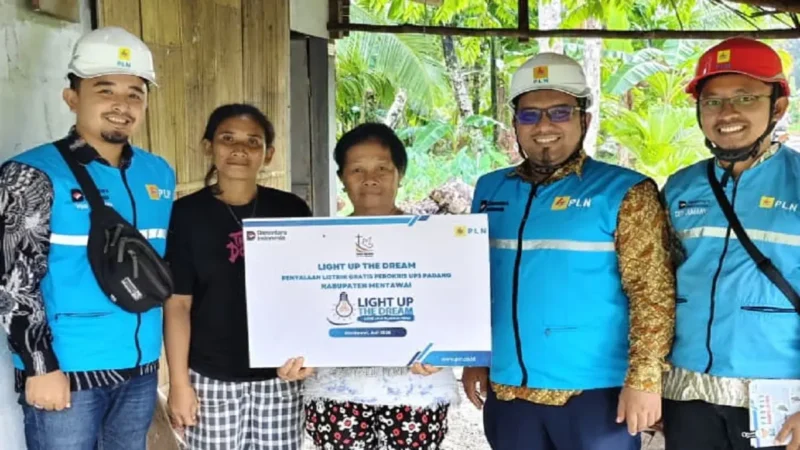 Pasang gratis listrik PLN untuk warga Mentawai.(poto: radarsumbar.com).