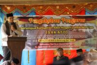 Wakil Bupati Tanah Datar, Ahmad Fadly, menyampaikan sambutan usai mengukuhkan kepengurusan Sarumpun Kerapatan Adat Nagari Luhak Nan Tuo (SAKATO) periode 2026–2029.( poto: koranpadang.com).