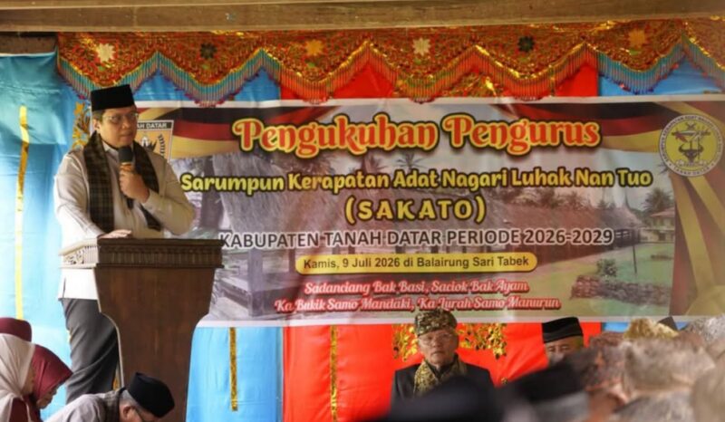 Wakil Bupati Tanah Datar, Ahmad Fadly, menyampaikan sambutan usai mengukuhkan kepengurusan Sarumpun Kerapatan Adat Nagari Luhak Nan Tuo (SAKATO) periode 2026–2029.( poto: koranpadang.com).