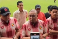 Presiden Klub Semen Padang FC, Andre Rosiade saat meninjau latihan Tim.(poto : padangkita.com )