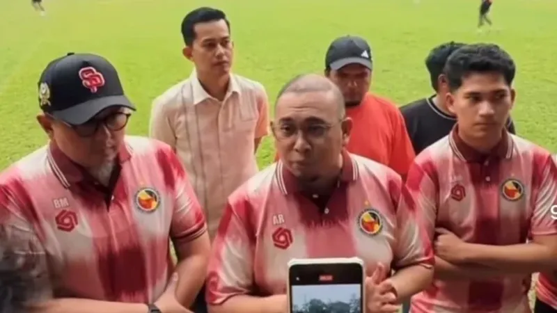 Presiden Klub Semen Padang FC, Andre Rosiade saat meninjau latihan Tim.(poto : padangkita.com )