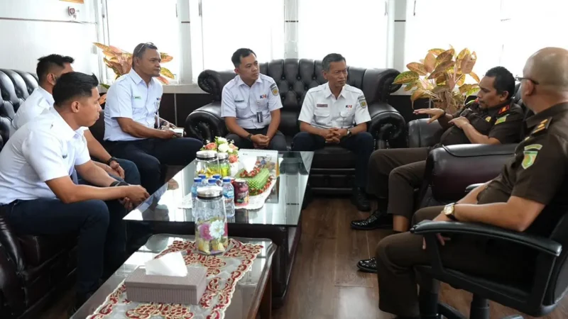 Pertemuan jajaran KAI Divre II Sumbar dengan Kajari Bukittinggi. (poto: radarsumbar.com).