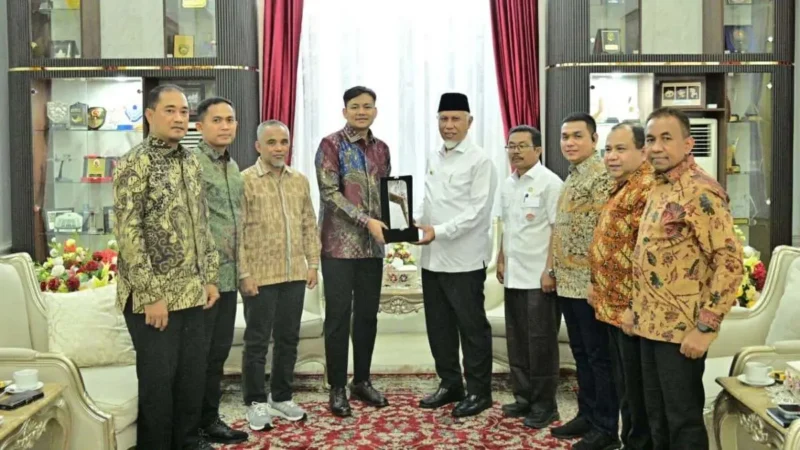 PTPN IV PalmCo memperkuat sinergi kelembagaan dengan Pemprov Sumbar guna mendorong pertumbuhan ekonomi daerah dan menjaga iklim perkebunan.(poto: radarsumbar.com).