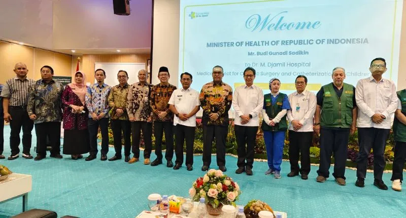 Arry Yuswandi bersama Menteri Kesehatan (Menkes), Budi Gunadi Sadikin dan pejabat terkait dalam acara pembukaan kegiatan Proctorship Kasus Kardiovaskular Pediatrik di RSUP Dr. M. Djamil Padang, Kamis (30/7/2026).(poto: padangkita.com).