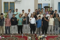 Sekda Arry Yuswandi bersama peserta diskusi Ngobrol Pemuda Inspiratif (NGOPI) yang digelar di Rumah Belajar Candradimuka, Nagari Sungai Tambang, Kecamatan Kamang Baru, Kabupaten Sijunjung, Sabtu malam (18/7/2026).(poto: padangkita.com).