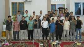 Sekda Arry Yuswandi bersama peserta diskusi Ngobrol Pemuda Inspiratif (NGOPI) yang digelar di Rumah Belajar Candradimuka, Nagari Sungai Tambang, Kecamatan Kamang Baru, Kabupaten Sijunjung, Sabtu malam (18/7/2026).(poto: padangkita.com).