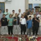 Sekda Arry Yuswandi bersama peserta diskusi Ngobrol Pemuda Inspiratif (NGOPI) yang digelar di Rumah Belajar Candradimuka, Nagari Sungai Tambang, Kecamatan Kamang Baru, Kabupaten Sijunjung, Sabtu malam (18/7/2026).(poto: padangkita.com).