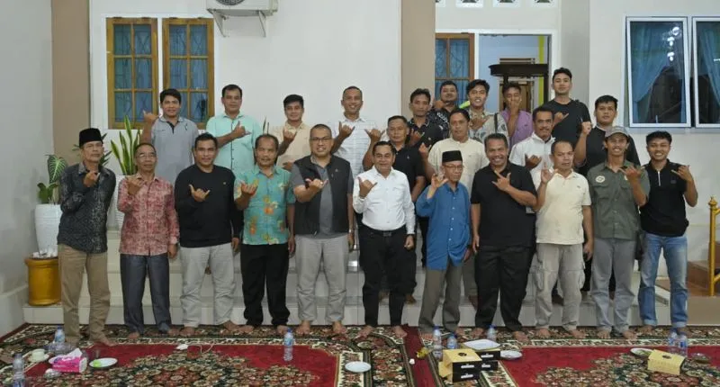 Sekda Arry Yuswandi bersama peserta diskusi Ngobrol Pemuda Inspiratif (NGOPI) yang digelar di Rumah Belajar Candradimuka, Nagari Sungai Tambang, Kecamatan Kamang Baru, Kabupaten Sijunjung, Sabtu malam (18/7/2026).(poto: padangkita.com).