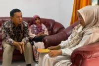 Sekretaris Unand Dr. Aidinil Zetra dan ibu Ryan Alghifary, mahasiswa Program Studi Teknik Informatika Unand angkatan 2022, yang masih dinyatakan hilang sampai hari ini.(poto: padangkita.com).