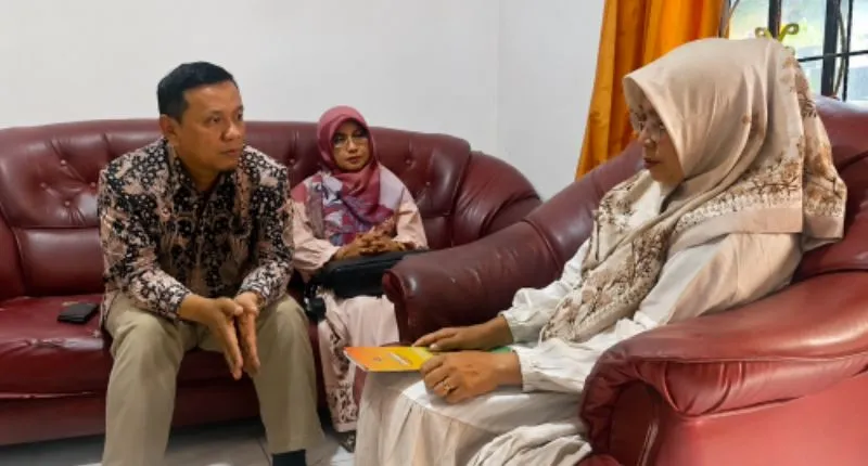 Sekretaris Unand Dr. Aidinil Zetra dan ibu Ryan Alghifary, mahasiswa Program Studi Teknik Informatika Unand angkatan 2022, yang masih dinyatakan hilang sampai hari ini.(poto: padangkita.com).