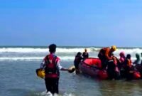 Tim SAR gabungan masih melakukan pencarian terhadap seorang remaja yang dilaporkan tenggelam setelah terseret ombak di Pantai Muaro Putuih.(poto: infosumbar.net).