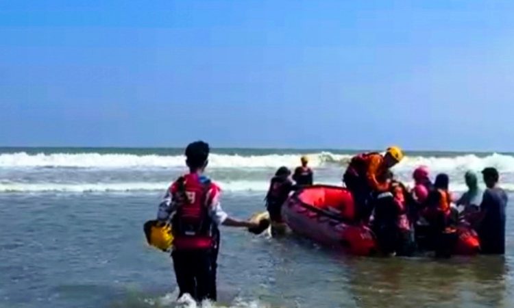 Tim SAR gabungan masih melakukan pencarian terhadap seorang remaja yang dilaporkan tenggelam setelah terseret ombak di Pantai Muaro Putuih.(poto: infosumbar.net).