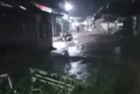 Jebolnya tanggul memicu banjir Agam Sumatera Barat hingga merendam pemukiman warga.(poto: radarsumbar.com).
