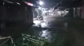 Jebolnya tanggul memicu banjir Agam Sumatera Barat hingga merendam pemukiman warga.(poto: radarsumbar.com).
