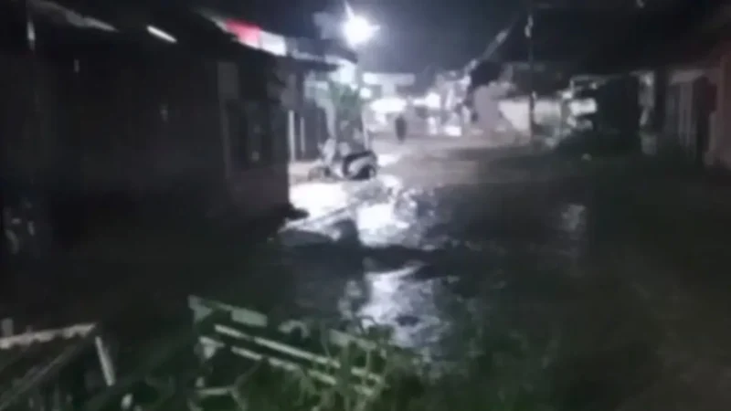 Jebolnya tanggul memicu banjir Agam Sumatera Barat hingga merendam pemukiman warga.(poto: radarsumbar.com).