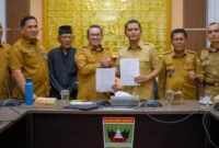 Bupati Tanah Datar Eka Putra, dan Bupati Solok Jon Firman Pandu sepakat menyerahkan penyelesaian sengket tapal batas kepada Menteri Dalam Negeri (Mendagri).( poto : padangkita.com )