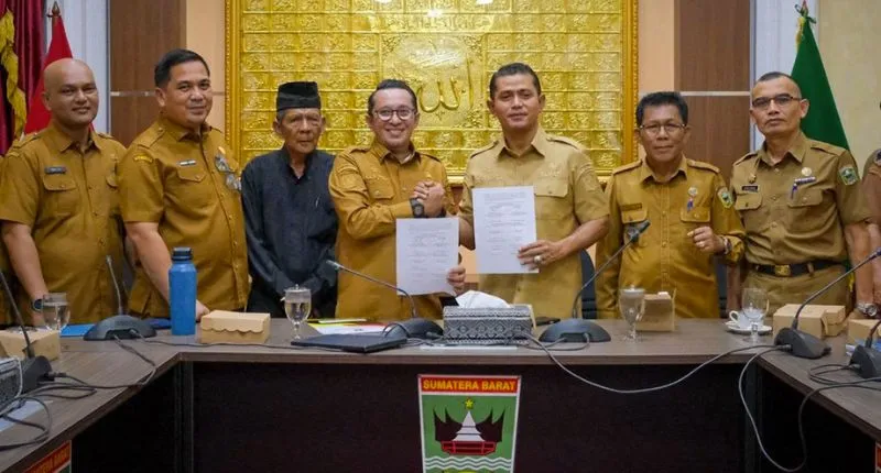 Bupati Tanah Datar Eka Putra, dan Bupati Solok Jon Firman Pandu sepakat menyerahkan penyelesaian sengket tapal batas kepada Menteri Dalam Negeri (Mendagri).( poto : padangkita.com )