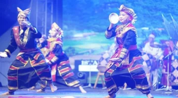 Penampilan tari piring dan atraksi api dari Sumatera Barat (Sumbar) berhasil memukau pengunjung acara Taste of Borneo Cultural Carnival (TOBC) 4.0 di Sarawak, Malaysia.( poto : padangkita.com )