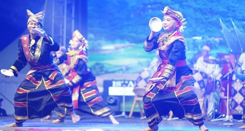 Penampilan tari piring dan atraksi api dari Sumatera Barat (Sumbar) berhasil memukau pengunjung acara Taste of Borneo Cultural Carnival (TOBC) 4.0 di Sarawak, Malaysia.( poto : padangkita.com )