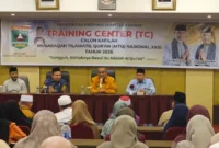 Sekretaris Daerah (Sekda) Provinsi Sumbar, Arry Yuswandi saat membuka Training Center (TC) calon kafilah MTQ Nasional XXXI Tahun 2026 di Hotel Pangeran City, Padang, yang diikuti 54 peserta, Kamis (9/7/2026).(poto: padangkita.com).