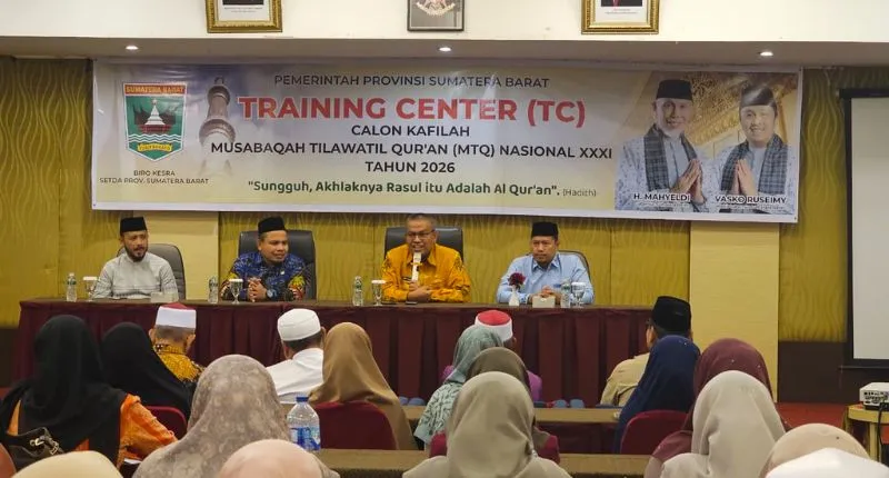 Sekretaris Daerah (Sekda) Provinsi Sumbar, Arry Yuswandi saat membuka Training Center (TC) calon kafilah MTQ Nasional XXXI Tahun 2026 di Hotel Pangeran City, Padang, yang diikuti 54 peserta, Kamis (9/7/2026).(poto: padangkita.com).