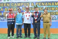 Gubernur Sumatera Barat (Sumbar) Mahyeldi Ansharullah bersama Menteri Lingkungan Hidup/Kepala Badan Pengendalian Lingkungan Hidup (LH), Moh Jumhur Hidayat.(poto: padangkita.com).