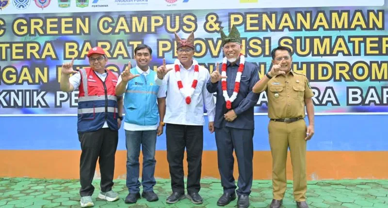 Gubernur Sumatera Barat (Sumbar) Mahyeldi Ansharullah bersama Menteri Lingkungan Hidup/Kepala Badan Pengendalian Lingkungan Hidup (LH), Moh Jumhur Hidayat.(poto: padangkita.com).