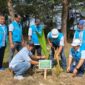 PLN UID Sumatera Barat berkontribusi nyata dengan menyerahkan 100 bibit pohon dalam kunjungan kerja Menteri Lingkungan Hidup.(poto: radarsumbar.com).