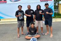 Aparat kepolisian mencegat tersangka saat berada di depan Tren Shop Pasar Raya Padang pada Rabu (22/7/2026).(poto: radarsumbar.com).