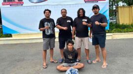 Aparat kepolisian mencegat tersangka saat berada di depan Tren Shop Pasar Raya Padang pada Rabu (22/7/2026).(poto: radarsumbar.com).