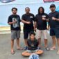 Aparat kepolisian mencegat tersangka saat berada di depan Tren Shop Pasar Raya Padang pada Rabu (22/7/2026).(poto: radarsumbar.com).