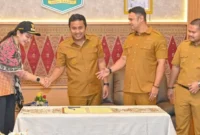 Wakil Gubernur Sumbar, Vasko Ruseimy, bersama Bupati Dharmasraya Annisa Suci Ramadhani, Bupati Sijunjung Benny Dwifa Yuswir, dan Wakil Wali Kota Sawahlunto Jeffry Hibatullah.( poto : padangkita.com)