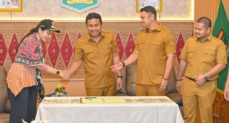 Wakil Gubernur Sumbar, Vasko Ruseimy, bersama Bupati Dharmasraya Annisa Suci Ramadhani, Bupati Sijunjung Benny Dwifa Yuswir, dan Wakil Wali Kota Sawahlunto Jeffry Hibatullah.( poto : padangkita.com)