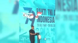 Wakil Gubernur Sumbar, Vasko Ruseimy saat menghadiri Peringatan Hari Bakti TNI Angkatan Udara (AU) ke-79 di Lanud Sutan Sjahrir Padang, Kamis (23/7/2026).(padangkita.com).