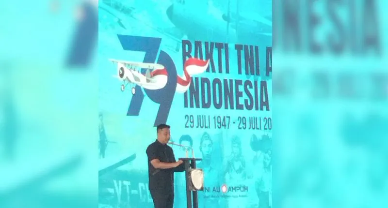 Wakil Gubernur Sumbar, Vasko Ruseimy saat menghadiri Peringatan Hari Bakti TNI Angkatan Udara (AU) ke-79 di Lanud Sutan Sjahrir Padang, Kamis (23/7/2026).(padangkita.com).
