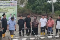 Wakil Gubernur Sumbar Vasko Ruseimy menghadiri penanaman perdana benih padi dengan pola Pertanian Modern–Advanced Agriculture System (PM-AAS).(poto: padangkita.com).