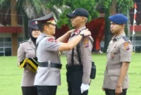Wakapolda Sumbar, Brigjen Pol. Solihin memasangkan perlengkapan kepada perwakilan siswa yang akan mengikuti Diktukba selama 5 bulan di SPN Polda Sumbar, Senin (20/7/2026).(poto: padangkita.com)