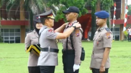 Wakapolda Sumbar, Brigjen Pol. Solihin memasangkan perlengkapan kepada perwakilan siswa yang akan mengikuti Diktukba selama 5 bulan di SPN Polda Sumbar, Senin (20/7/2026).(poto: padangkita.com)
