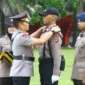 Wakapolda Sumbar, Brigjen Pol. Solihin memasangkan perlengkapan kepada perwakilan siswa yang akan mengikuti Diktukba selama 5 bulan di SPN Polda Sumbar, Senin (20/7/2026).(poto: padangkita.com)