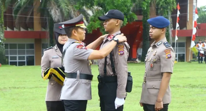 Wakapolda Sumbar, Brigjen Pol. Solihin memasangkan perlengkapan kepada perwakilan siswa yang akan mengikuti Diktukba selama 5 bulan di SPN Polda Sumbar, Senin (20/7/2026).(poto: padangkita.com)