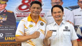 Wakil Ketua Umum IV KONI Sumatera Barat Reido Deskumar menghadiri pembukaan Turnamen Tenis Eksekutif Kapolda Sumbar Tahun 2026 di Lapangan Indoor UNP Padang pada Sabtu 25 Juli 2026.(poto: radarsumbar.com).