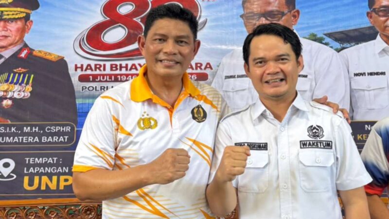 Wakil Ketua Umum IV KONI Sumatera Barat Reido Deskumar menghadiri pembukaan Turnamen Tenis Eksekutif Kapolda Sumbar Tahun 2026 di Lapangan Indoor UNP Padang pada Sabtu 25 Juli 2026.(poto: radarsumbar.com).