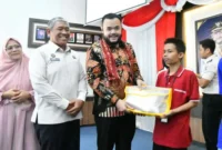 Wali Kota Padang Fadly Amran meluncurkan program pendidikan kesetaraan bagi 101 warga binaan Lapas Kelas IIA Padang.(poto: radarsumbar.com).