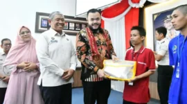 Wali Kota Padang Fadly Amran meluncurkan program pendidikan kesetaraan bagi 101 warga binaan Lapas Kelas IIA Padang.(poto: radarsumbar.com).