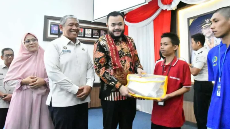 Wali Kota Padang Fadly Amran meluncurkan program pendidikan kesetaraan bagi 101 warga binaan Lapas Kelas IIA Padang.(poto: radarsumbar.com).