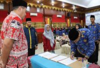Wali Kota Pariaman Yota Balad memimpin prosesi penyerahan SK dan pengambilan sumpah PNS Pemko Pariaman di Aula Balaikota Pariaman pada Jumat (24/7).(poto: radarsumbar.com).