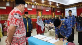 Wali Kota Pariaman Yota Balad memimpin prosesi penyerahan SK dan pengambilan sumpah PNS Pemko Pariaman di Aula Balaikota Pariaman pada Jumat (24/7).(poto: radarsumbar.com).