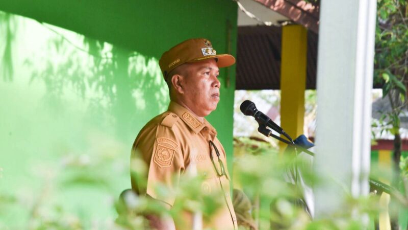 Wakil Wali Kota Pariaman Mulyadi memimpin upacara bendera di SMP Negeri 3 Pariaman pada Senin, 13 Juli 2026.(poto: radarsumbar.com).